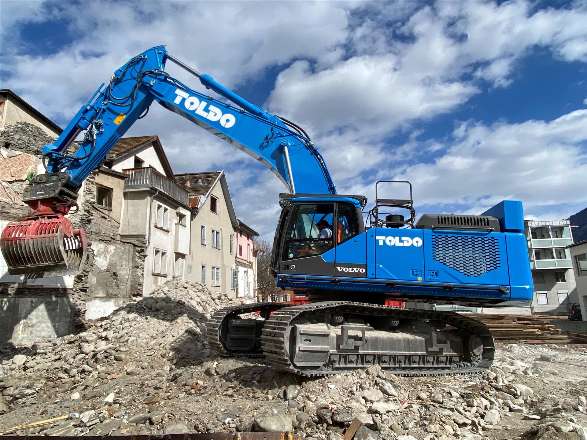 Die Toldo Rückbau AG übernimmt neuen 56 to Bagger aus dem Hause Volvo